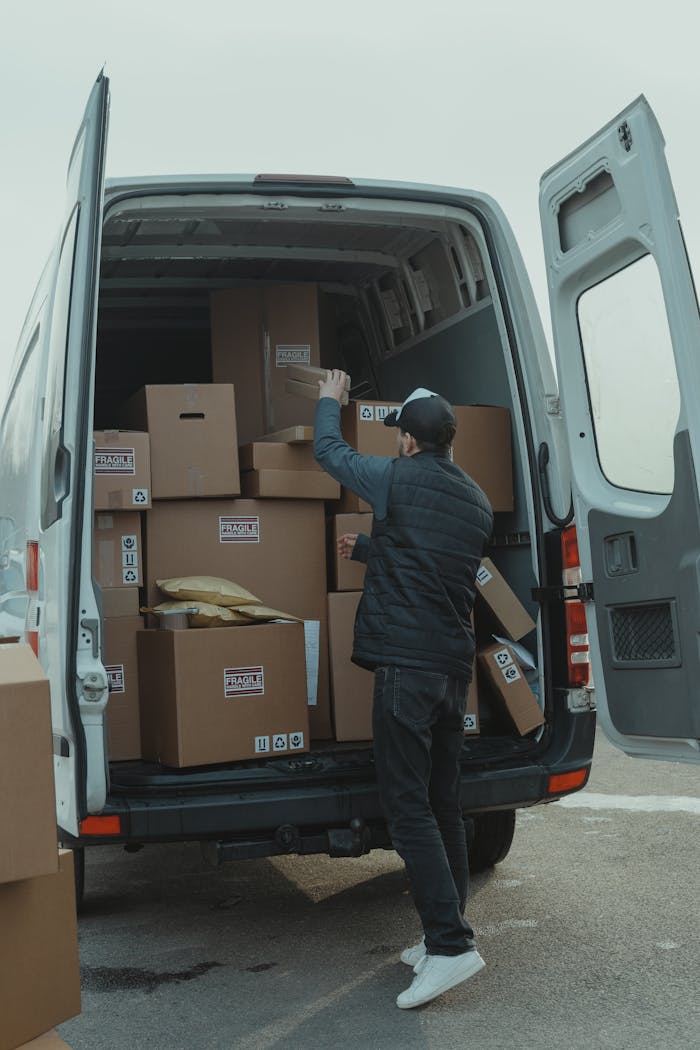 About Benefits of Hiring Professional Loading and Unloading Service